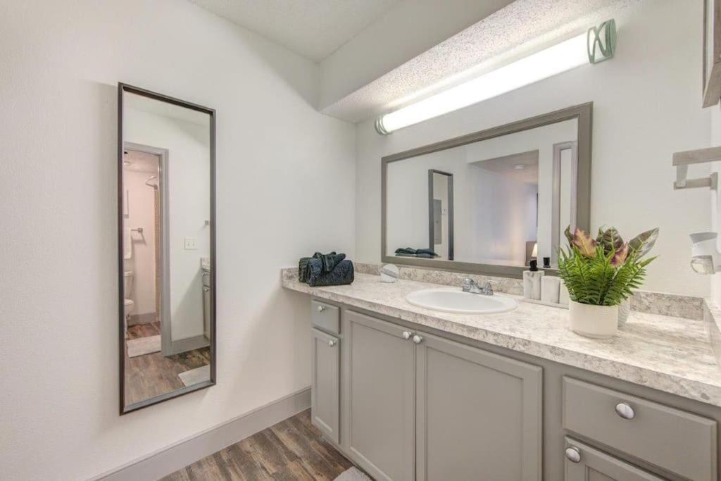 Lux Suite /King Bed /Free Parking/Pool/First Floor Houston Dış mekan fotoğraf