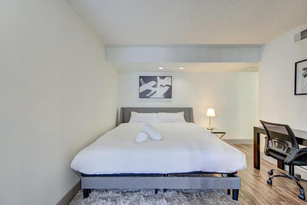 Lux Suite /King Bed /Free Parking/Pool/First Floor Houston Dış mekan fotoğraf