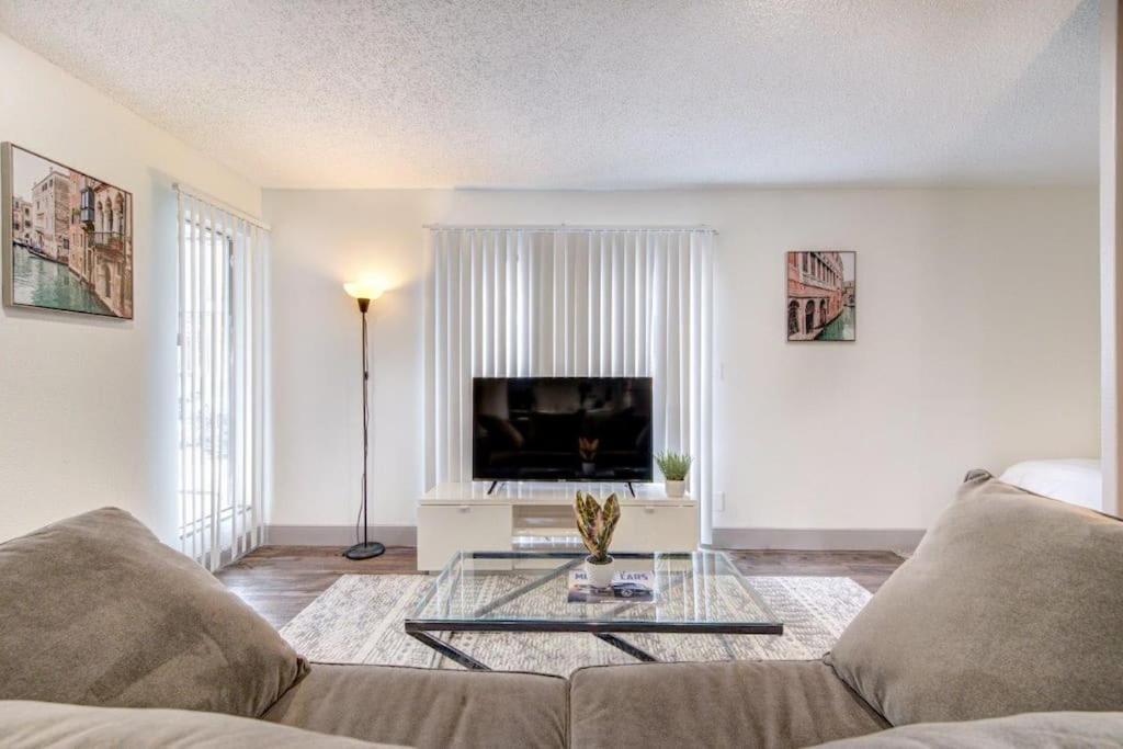 Lux Suite /King Bed /Free Parking/Pool/First Floor Houston Dış mekan fotoğraf