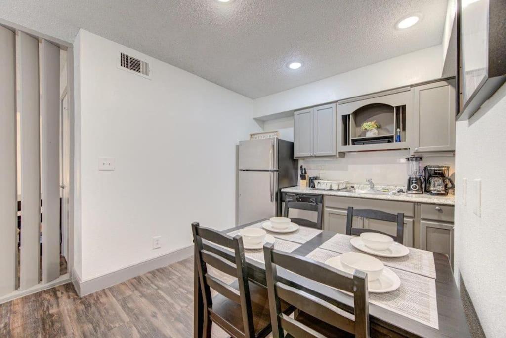 Lux Suite /King Bed /Free Parking/Pool/First Floor Houston Dış mekan fotoğraf