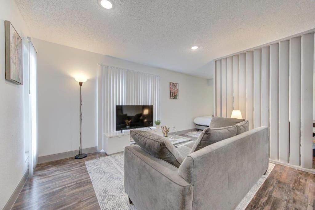 Lux Suite /King Bed /Free Parking/Pool/First Floor Houston Dış mekan fotoğraf