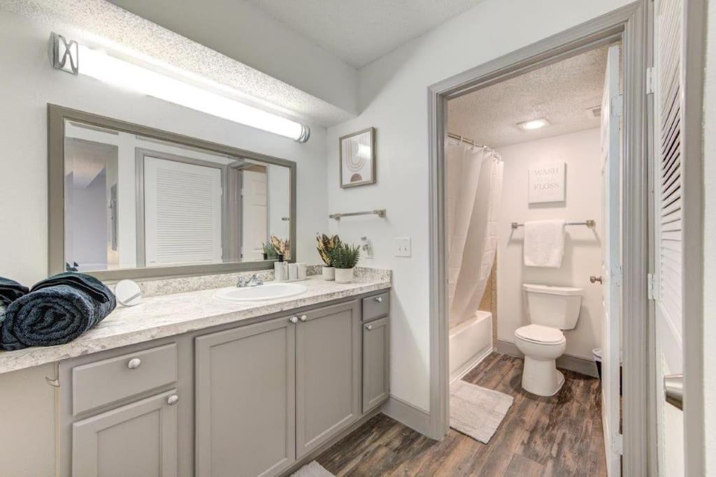 Lux Suite /King Bed /Free Parking/Pool/First Floor Houston Dış mekan fotoğraf