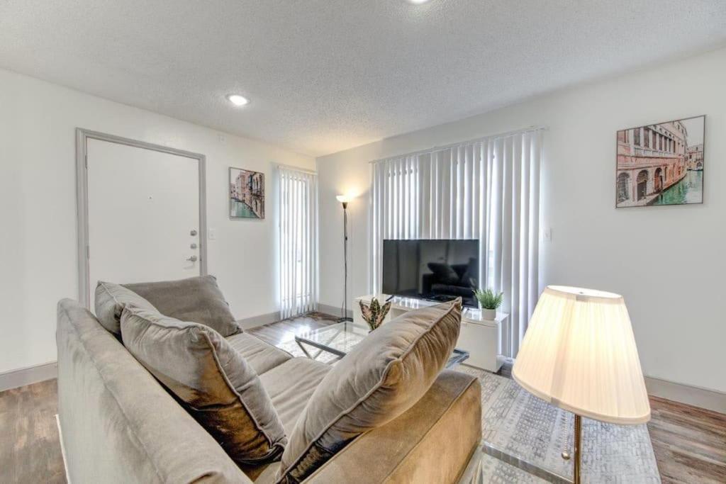 Lux Suite /King Bed /Free Parking/Pool/First Floor Houston Dış mekan fotoğraf