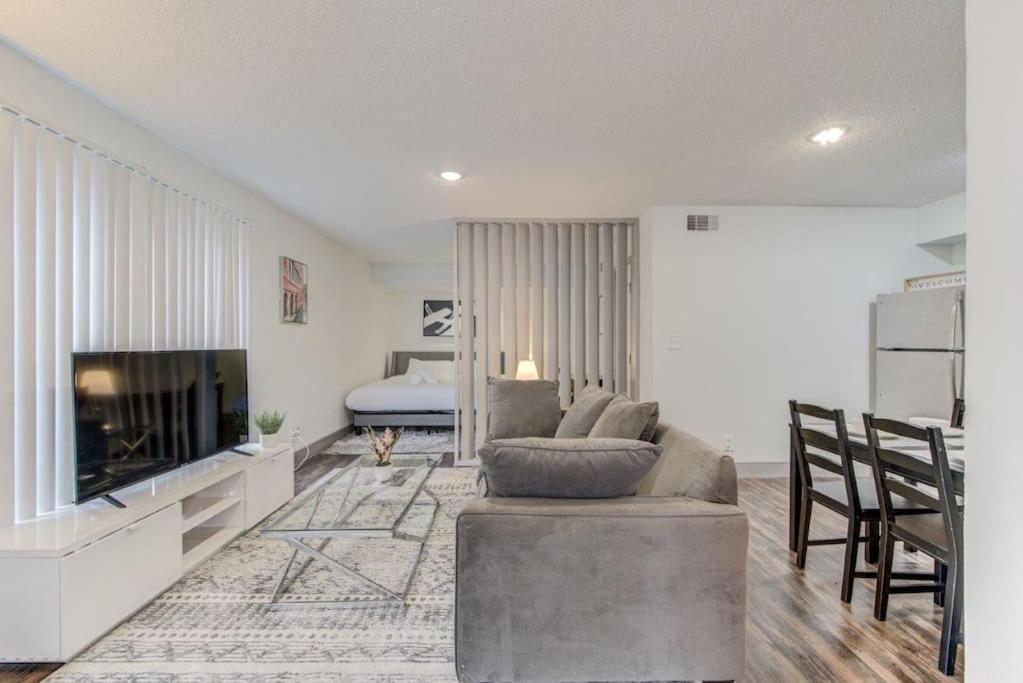 Lux Suite /King Bed /Free Parking/Pool/First Floor Houston Dış mekan fotoğraf