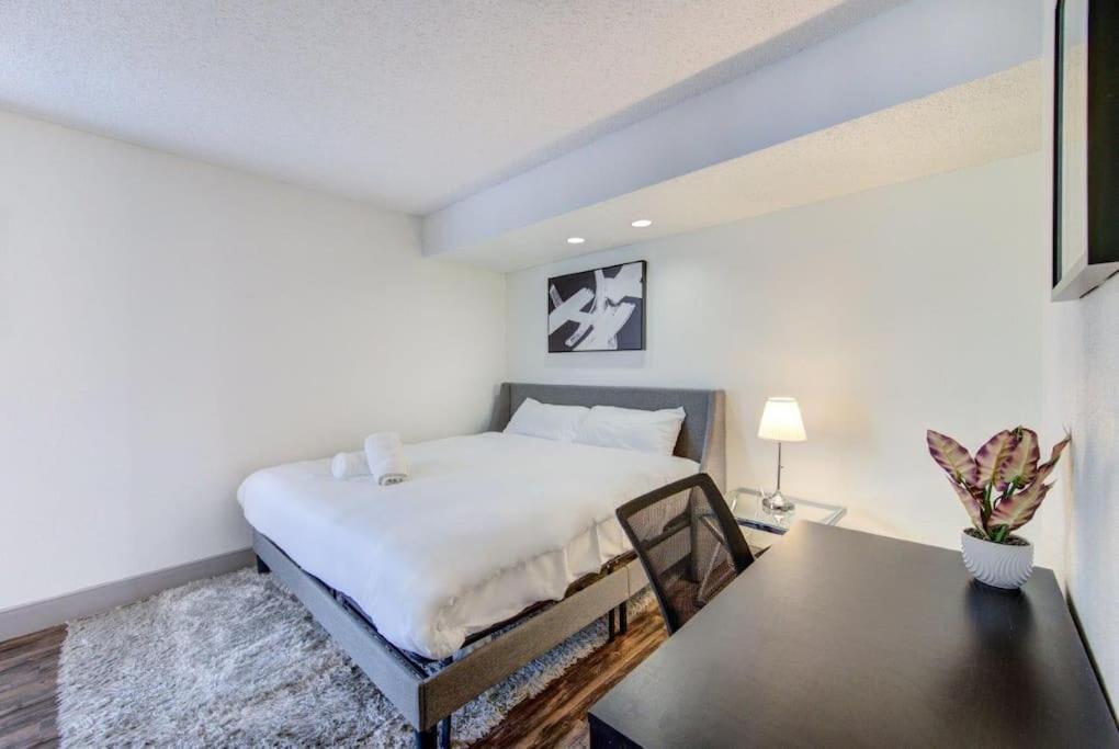 Lux Suite /King Bed /Free Parking/Pool/First Floor Houston Dış mekan fotoğraf