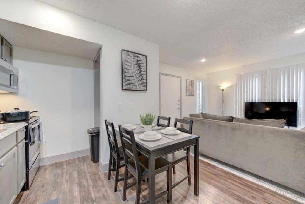 Lux Suite /King Bed /Free Parking/Pool/First Floor Houston Dış mekan fotoğraf