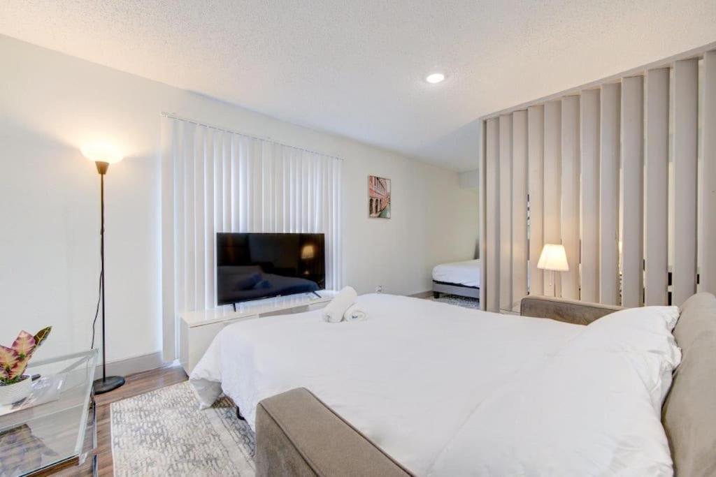 Lux Suite /King Bed /Free Parking/Pool/First Floor Houston Dış mekan fotoğraf