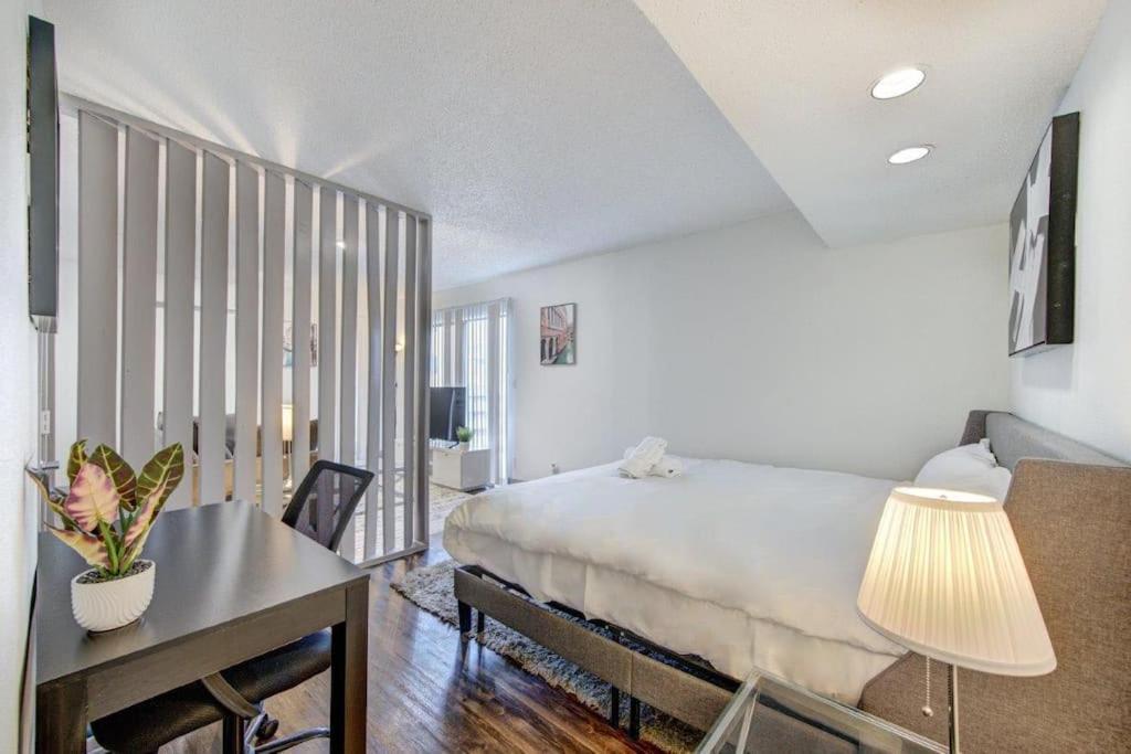 Lux Suite /King Bed /Free Parking/Pool/First Floor Houston Dış mekan fotoğraf