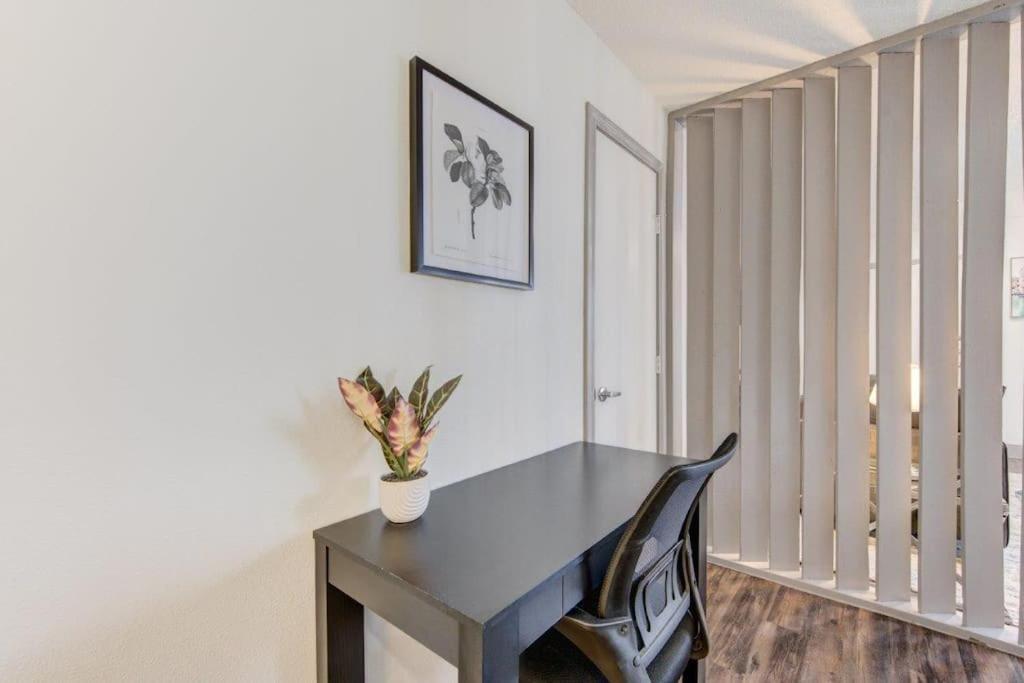 Lux Suite /King Bed /Free Parking/Pool/First Floor Houston Dış mekan fotoğraf