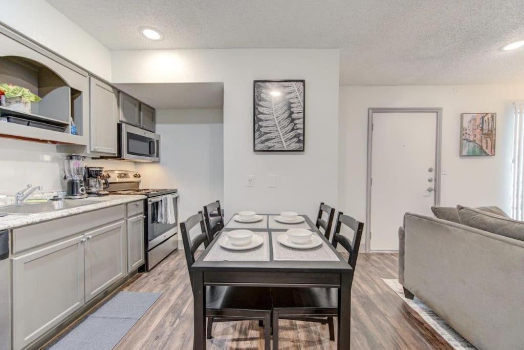 Lux Suite /King Bed /Free Parking/Pool/First Floor Houston Dış mekan fotoğraf