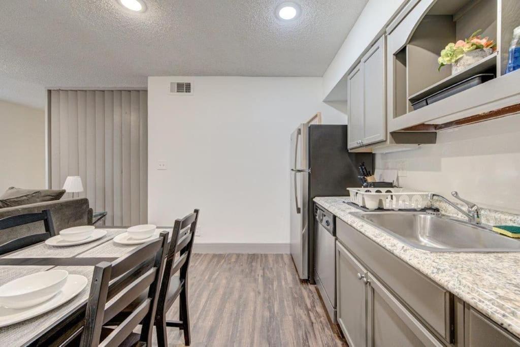 Lux Suite /King Bed /Free Parking/Pool/First Floor Houston Dış mekan fotoğraf