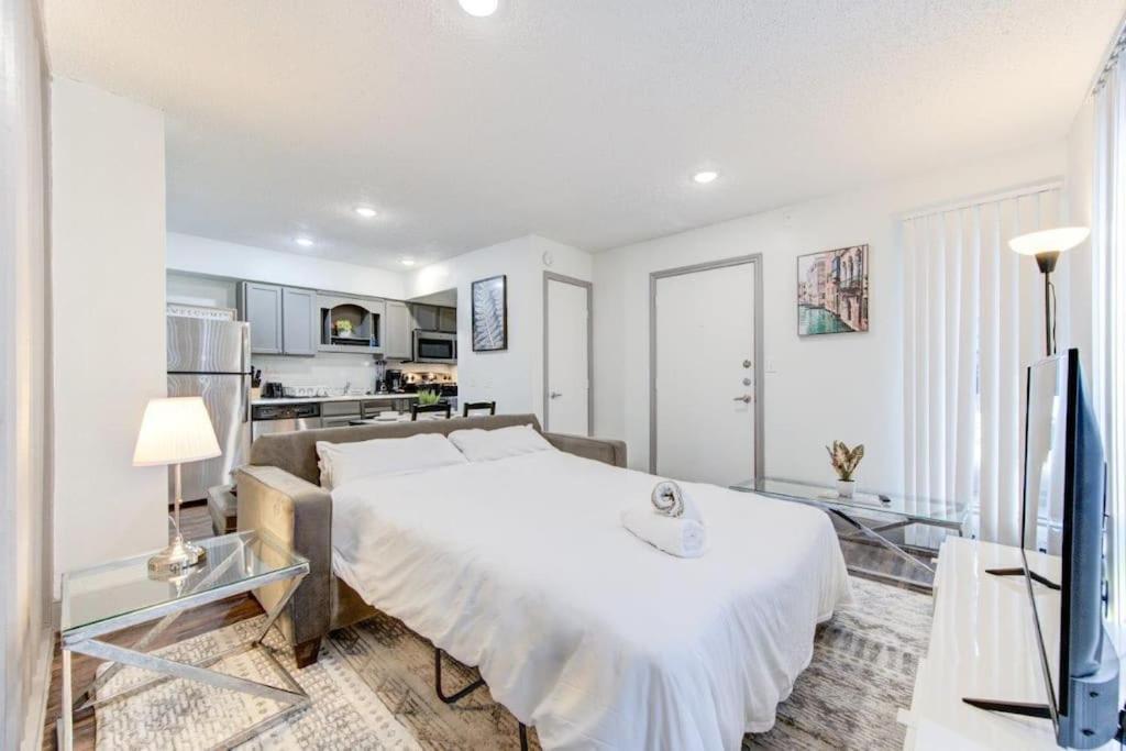 Lux Suite /King Bed /Free Parking/Pool/First Floor Houston Dış mekan fotoğraf