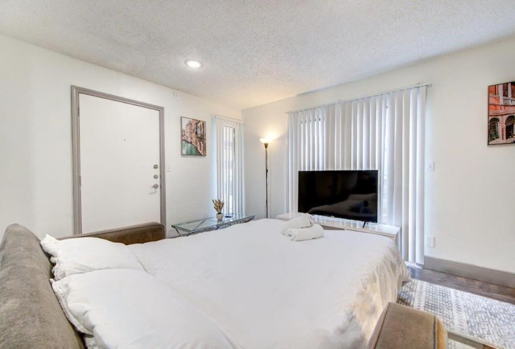 Lux Suite /King Bed /Free Parking/Pool/First Floor Houston Dış mekan fotoğraf