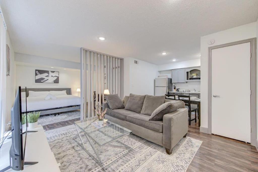 Lux Suite /King Bed /Free Parking/Pool/First Floor Houston Dış mekan fotoğraf
