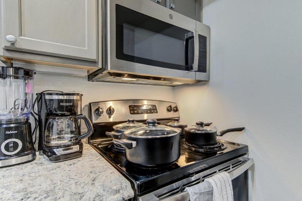 Lux Suite /King Bed /Free Parking/Pool/First Floor Houston Dış mekan fotoğraf